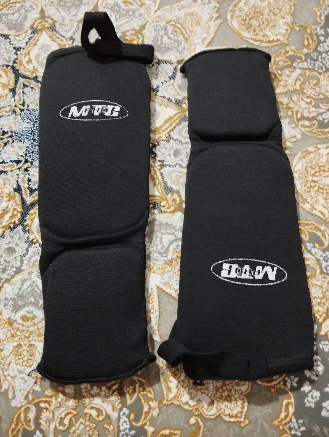 یک جفت دستکش ونوم یه جفت هم ساقبند جورایی|تجهیزات ورزشی|پارسآباد, |دیوار