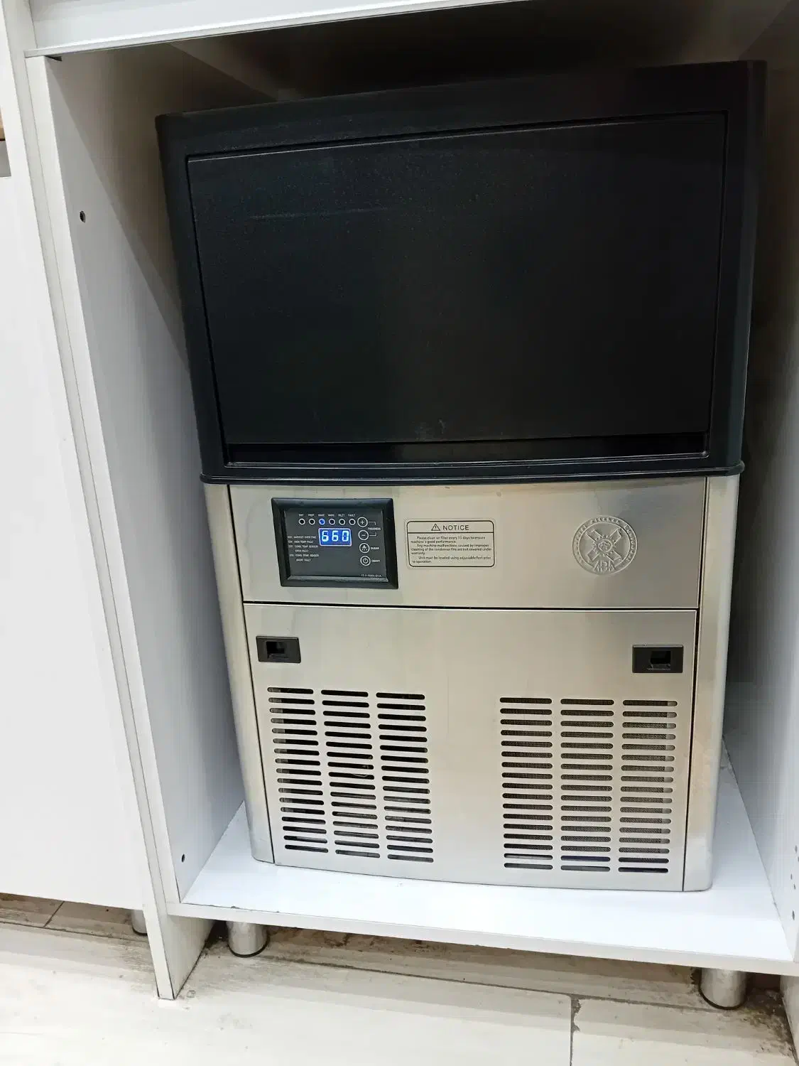 دستگاه اسپرسوساز و دستگاه یخ سازهمراه میز صندلی|کافی‌شاپ و رستوران|ری, فیروزآبادی|دیوار