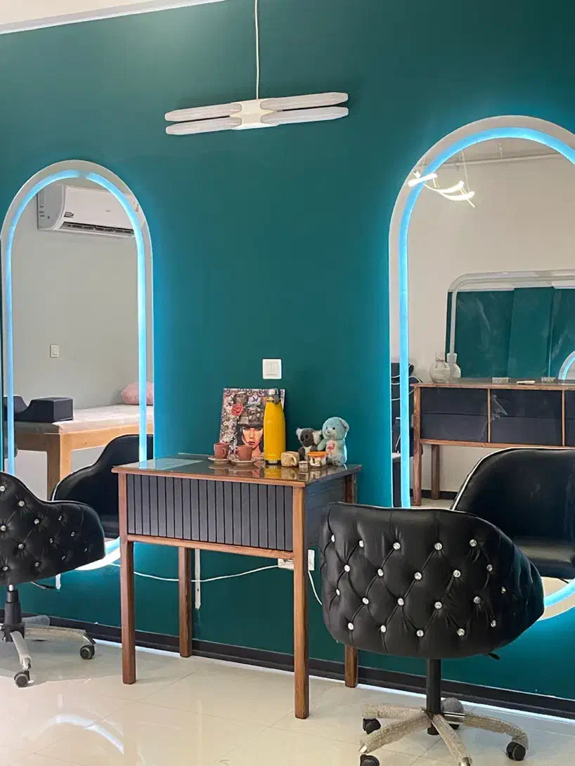 آیینه کنسول تخت میز ناخن سرشور صندلی میکاپ|آرایشگاه و سالنهای زیبایی|قائمشهر, |دیوار