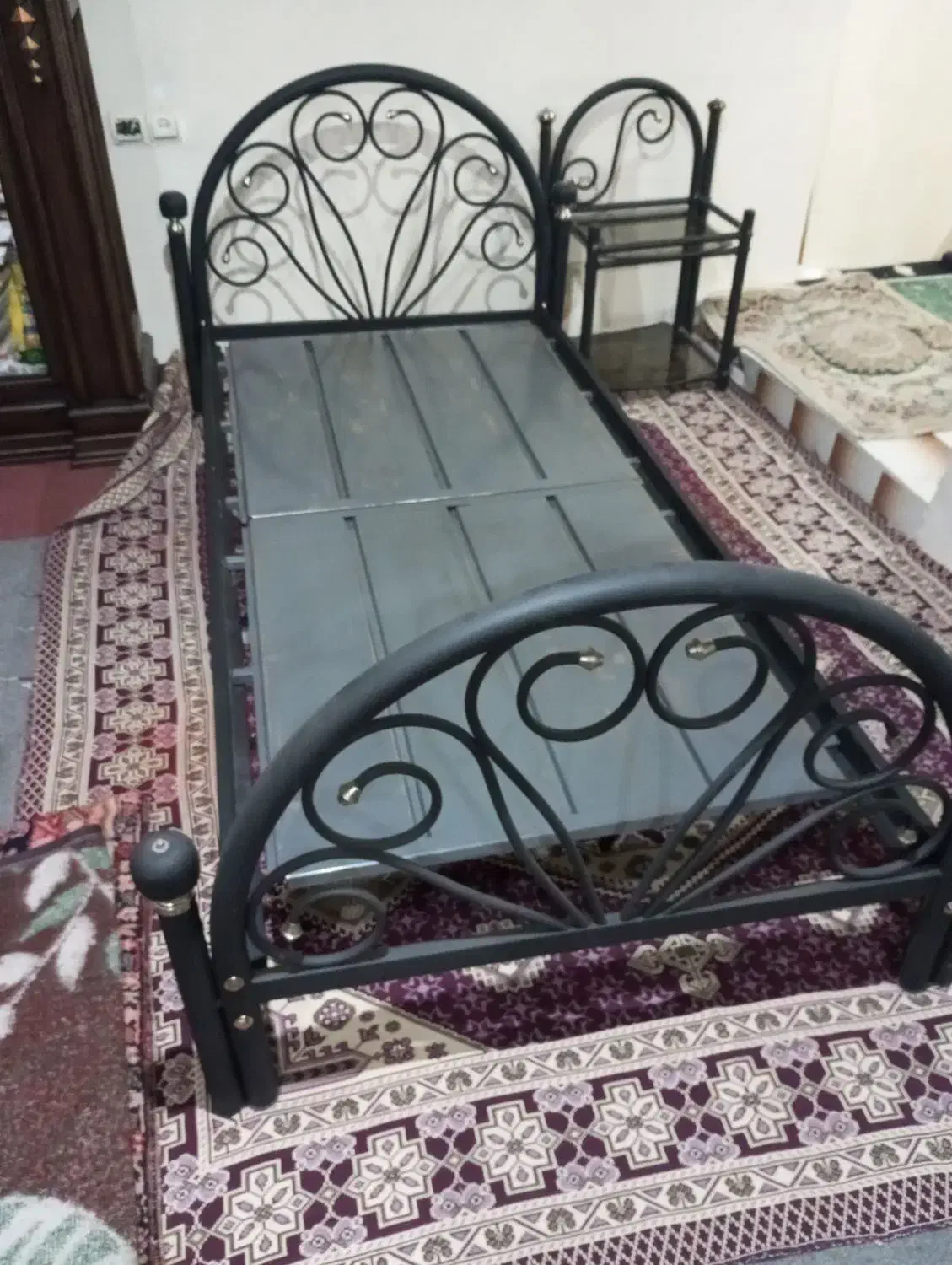 تختخواب تک نفر اهنی|تخت و سرویس خواب|تیکمه داش, |دیوار