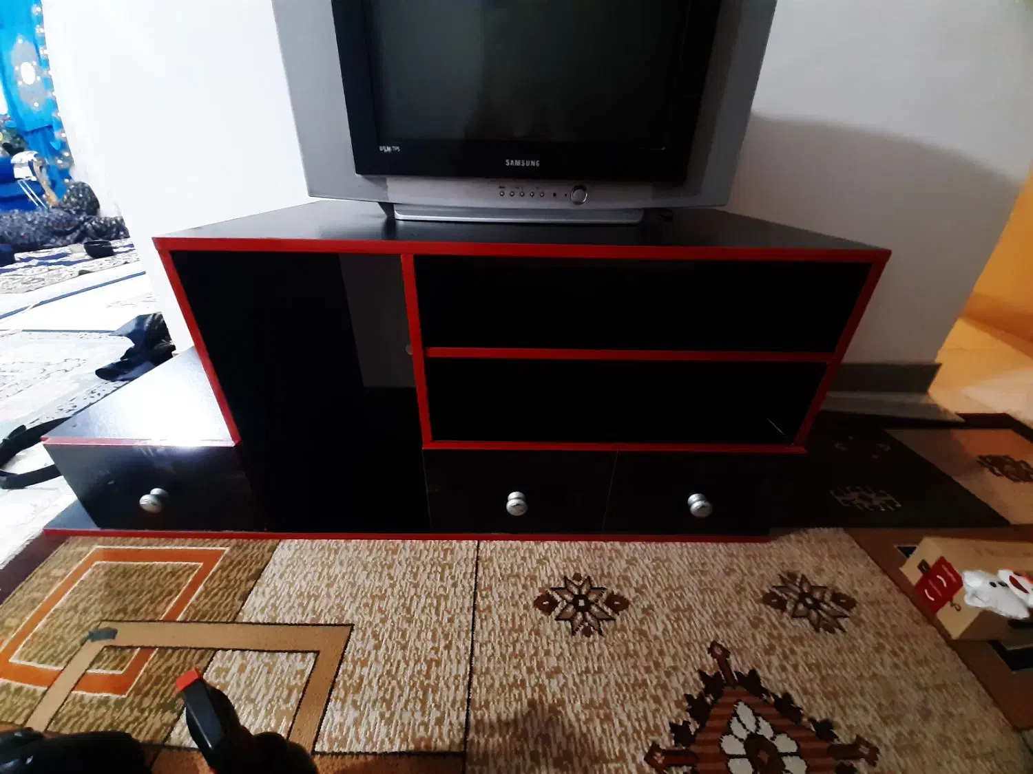 میز و تلوزیون در حد نو و سالم به شرط،سالمی|تلویزیون و پروژکتور|کرمانشاه, |دیوار