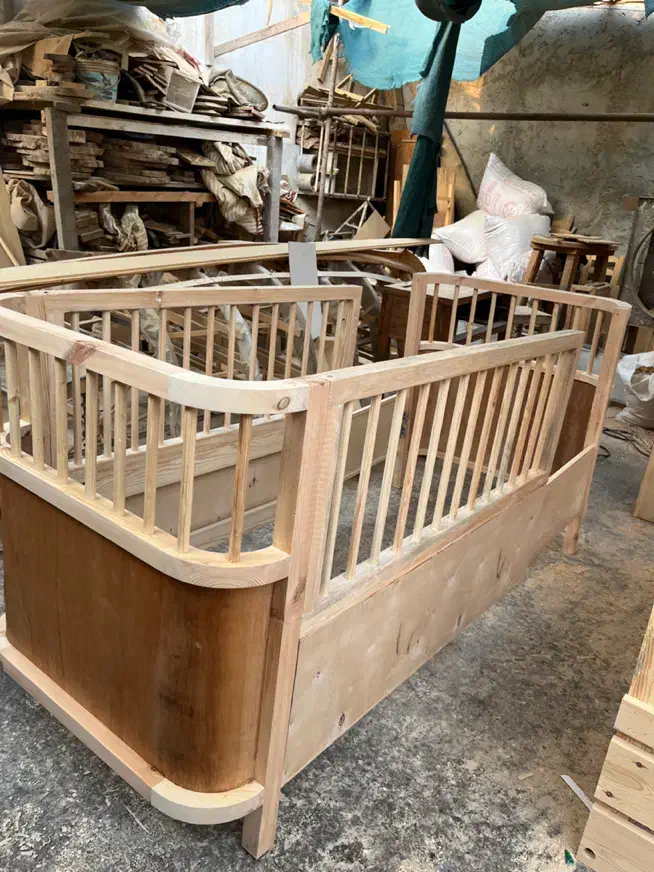 تخت کودک کشویی چوبی برای نوزاد تمام چوب|تخت و صندلی بچه|بندرعباس, |دیوار