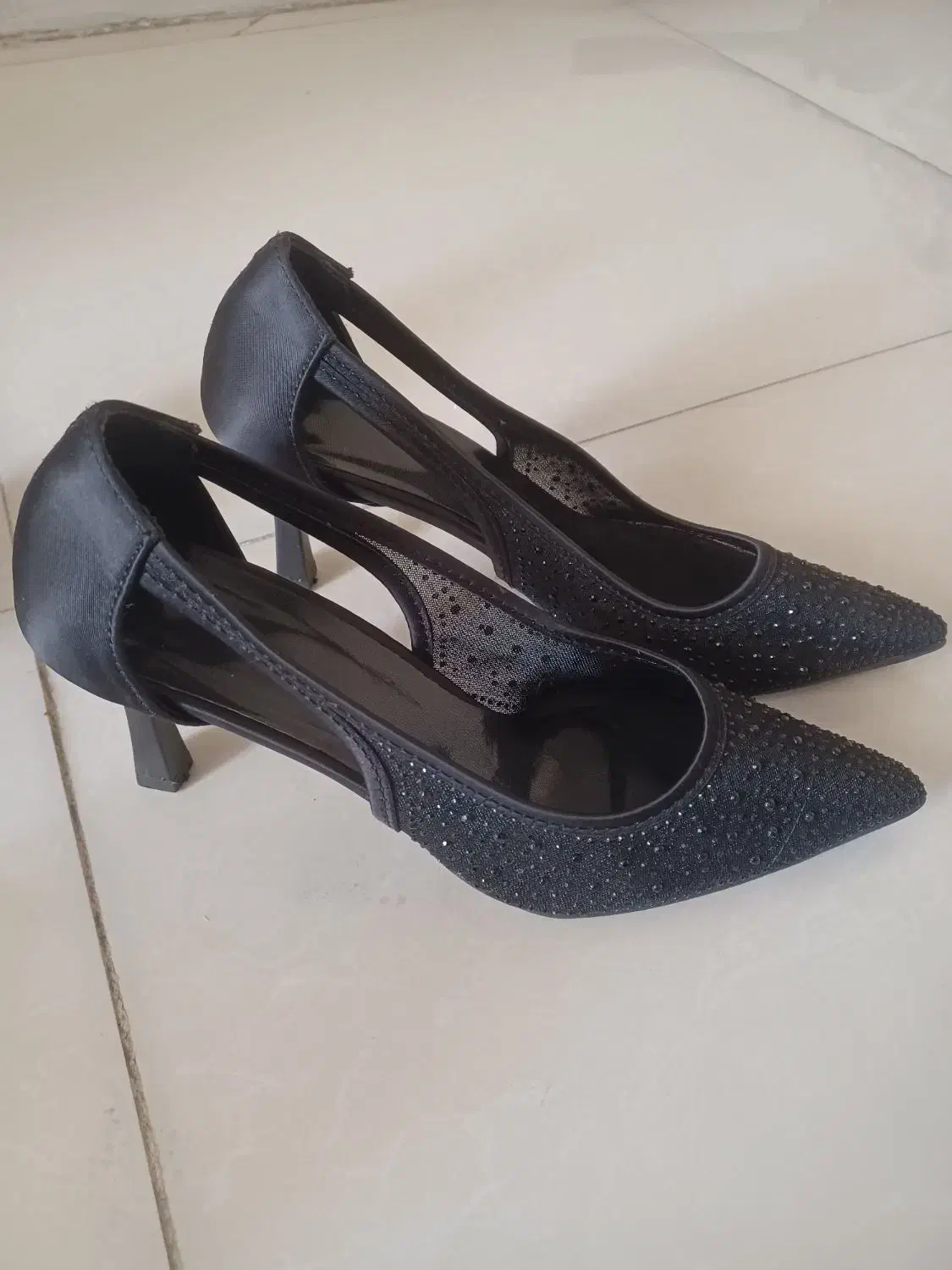 کفش مجلسی|کیف، کفش، کمربند|ری, شهید غیوری (ابن باویه)|دیوار