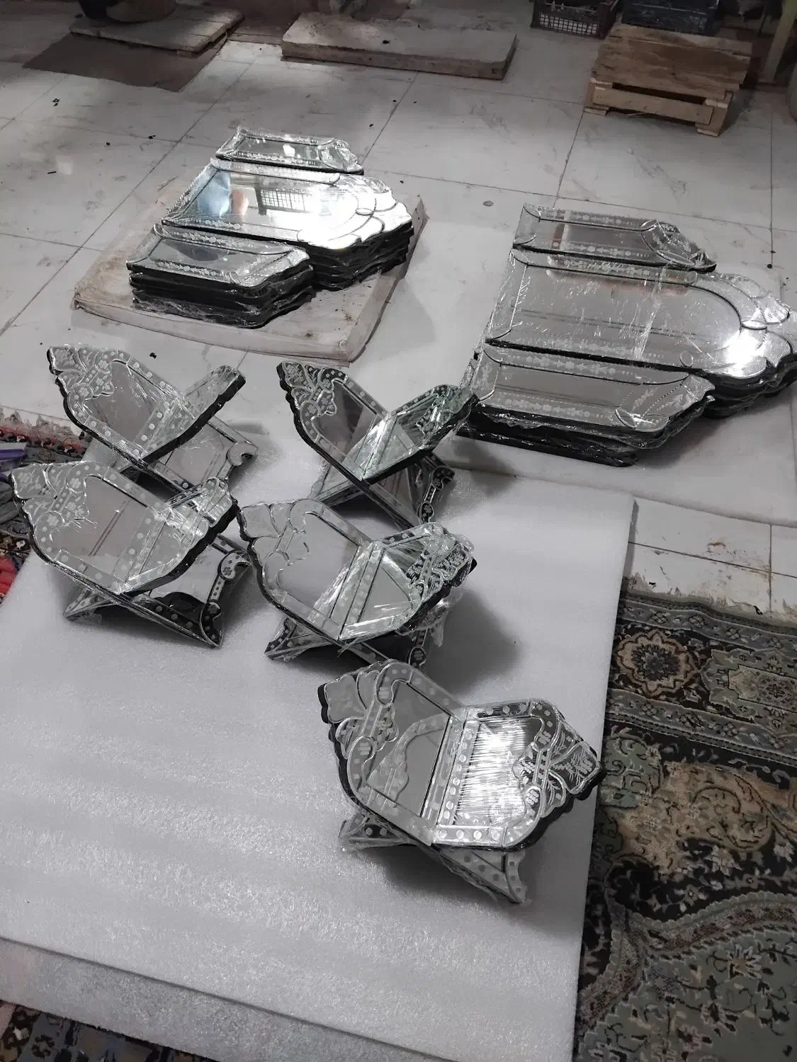 آیینه ونیزی خاص|آینه|تهران, آبشار تهران (دریاچه)|دیوار