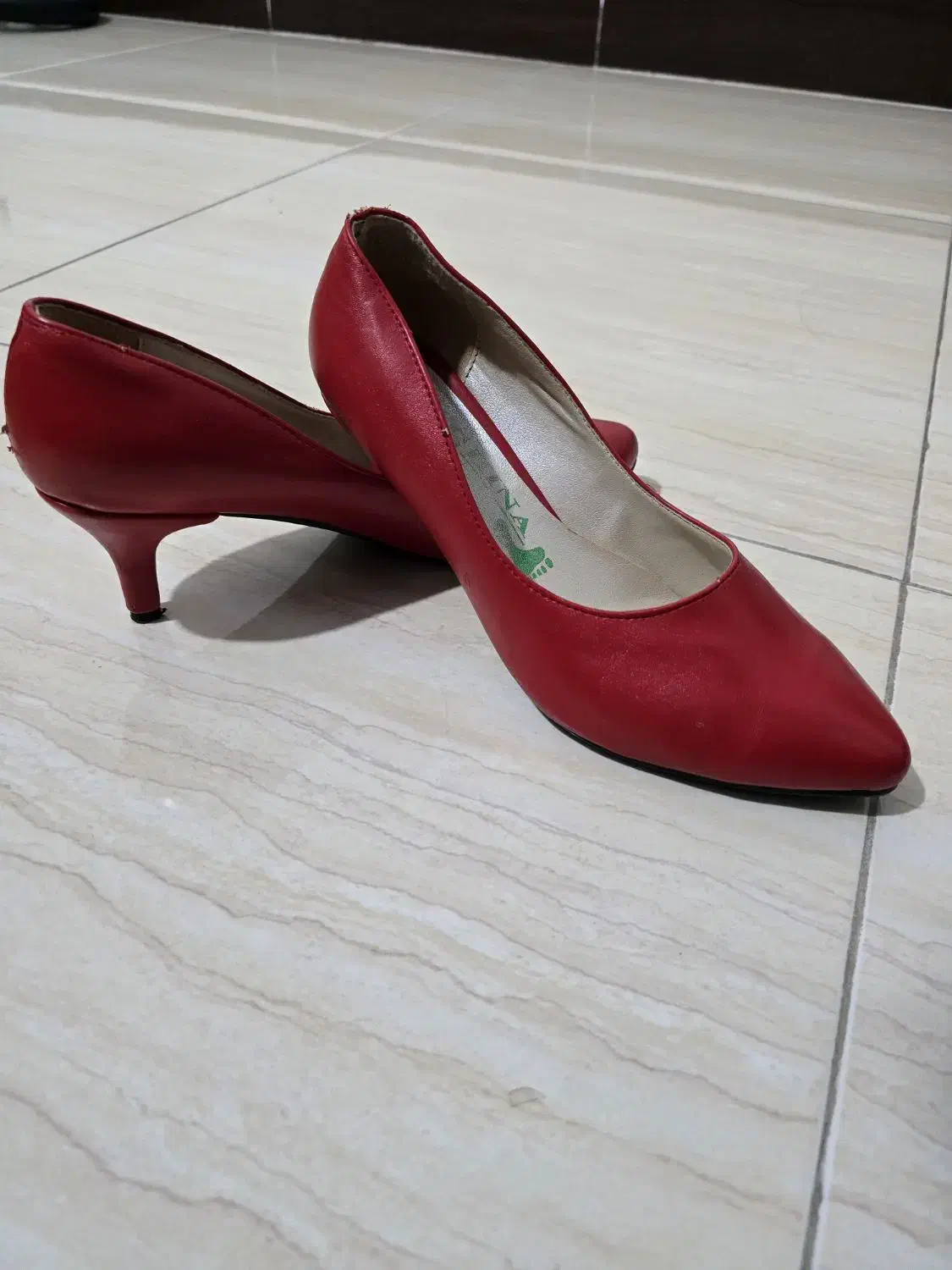 کفش قرمز|کیف، کفش، کمربند|ساری, |دیوار