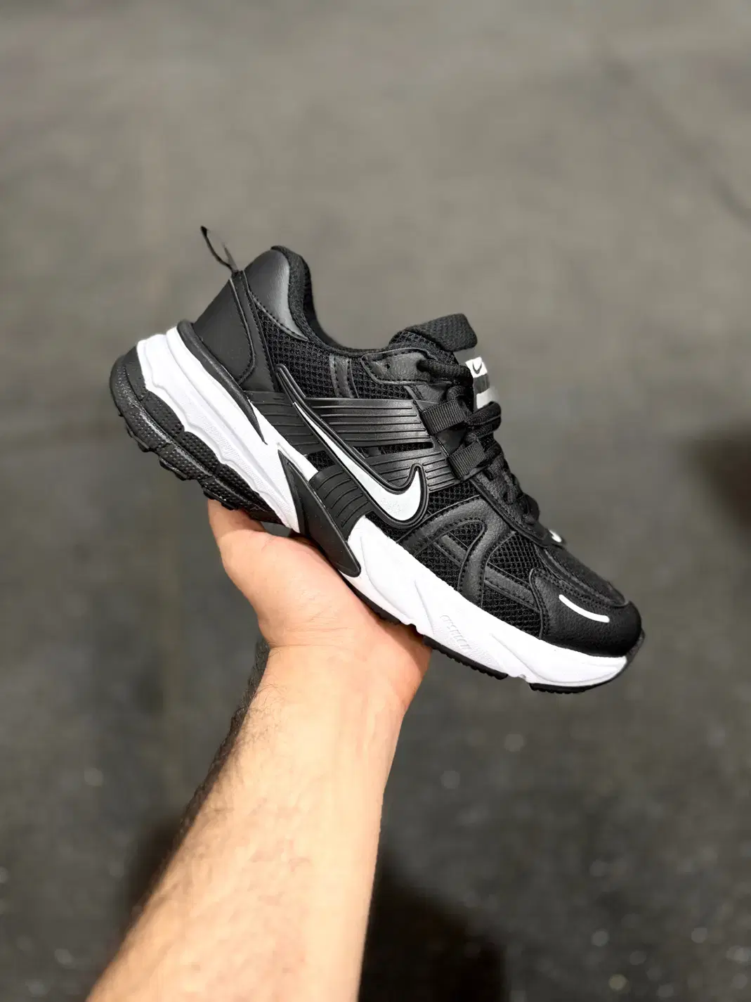 کتونی نایک ویتوکی Nike V2K رانینگ موکا|کیف، کفش، کمربند|تهران, نعمتآباد|دیوار