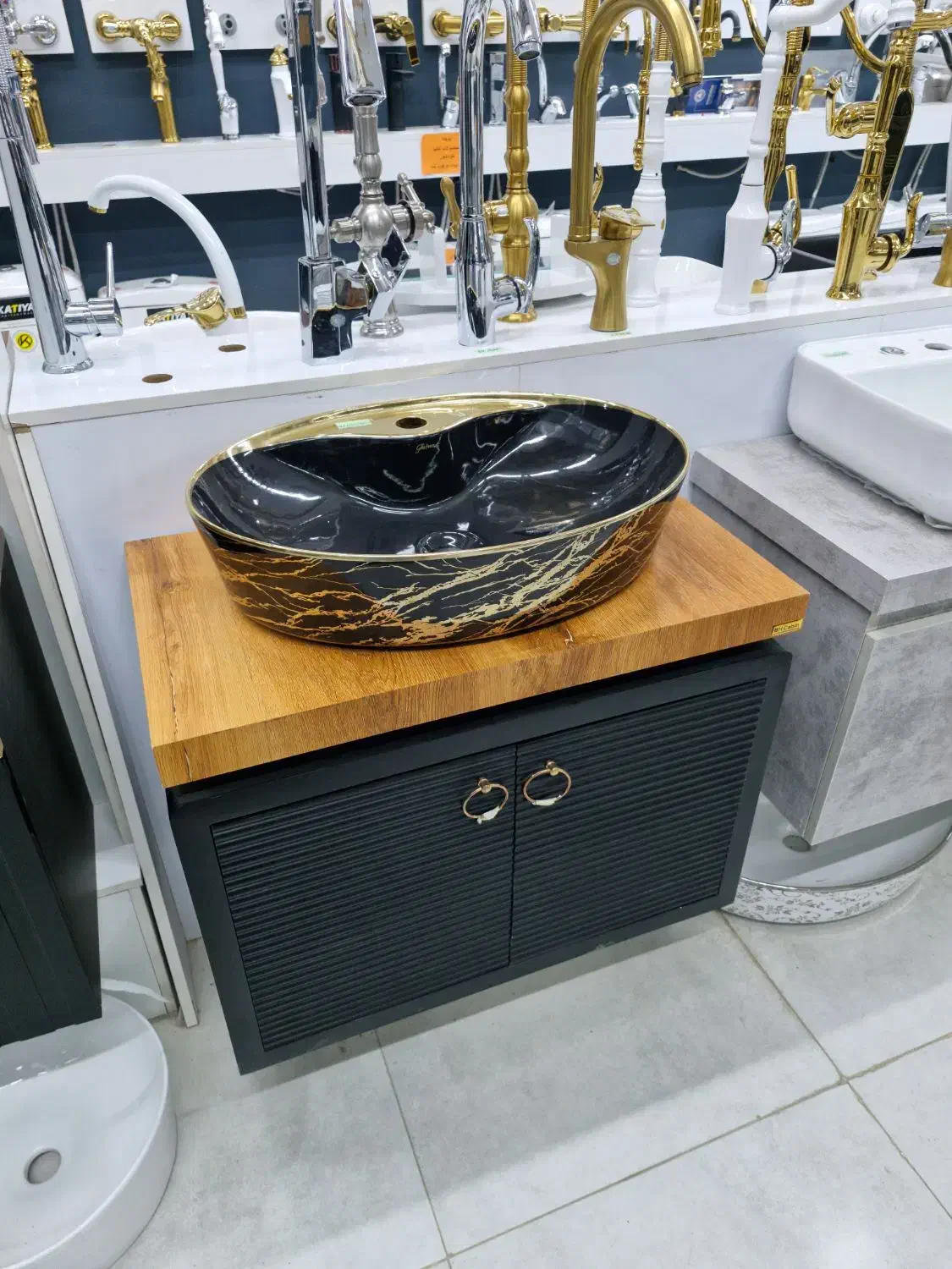 روشویی کابینتی هما مشکی طلایی تولید حاجی ابوطالبی|لوازم سرویس بهداشتی|رودهن, |دیوار