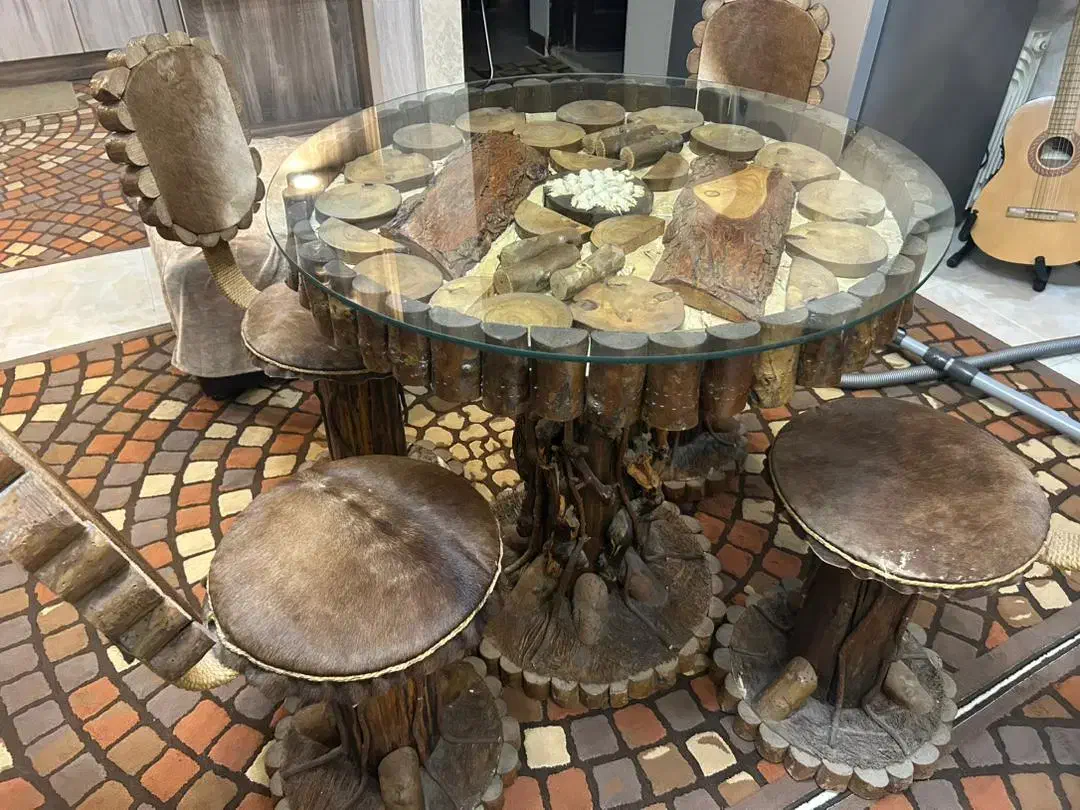 میز ناهار خوری تمام چوب و صندلی چرم‌گاو|میز و صندلی غذاخوری|رشت, کوی مهر|دیوار