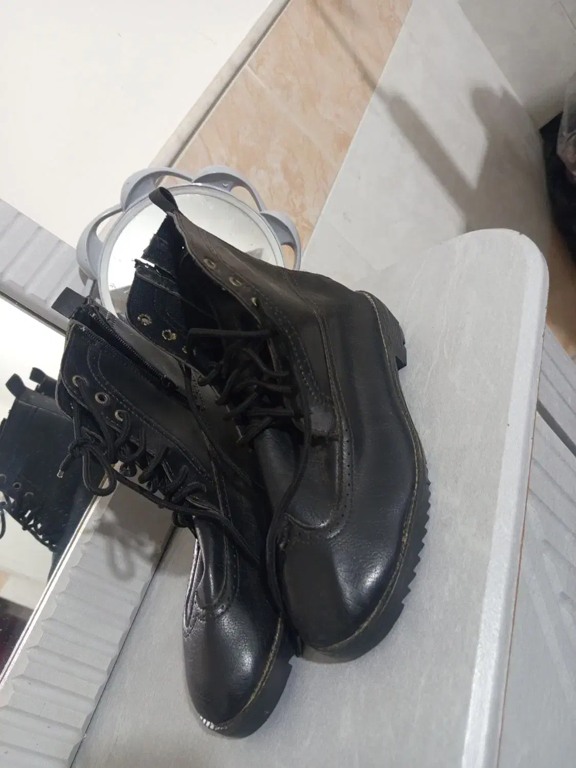 پوتین|کیف، کفش، کمربند|قم, چهل درخت|دیوار