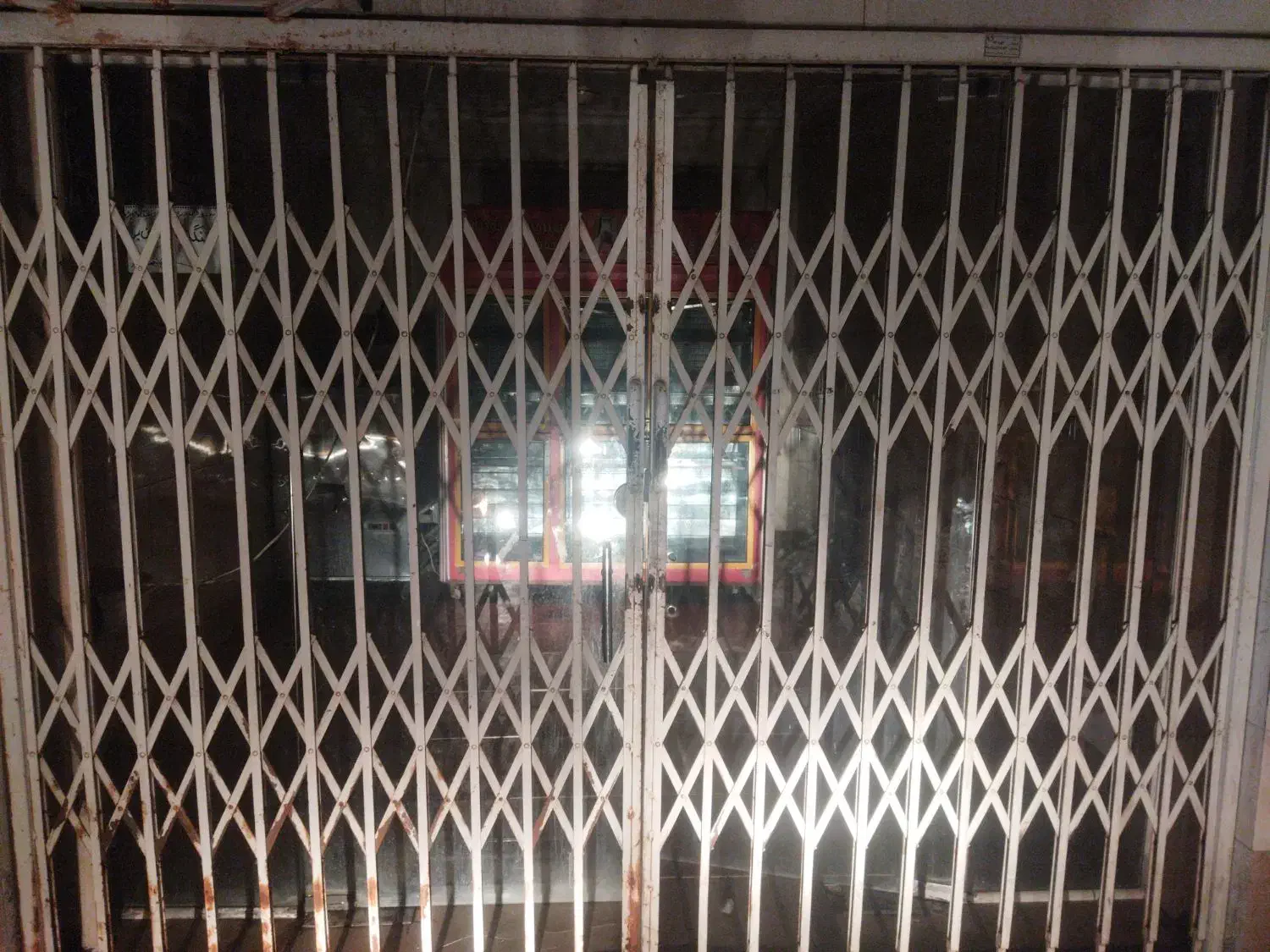 مغازه خیابان انقلاب روبروی استادیوم مرکزشهر|اجارهٔ مغازه و غرفه|سراوان, |دیوار