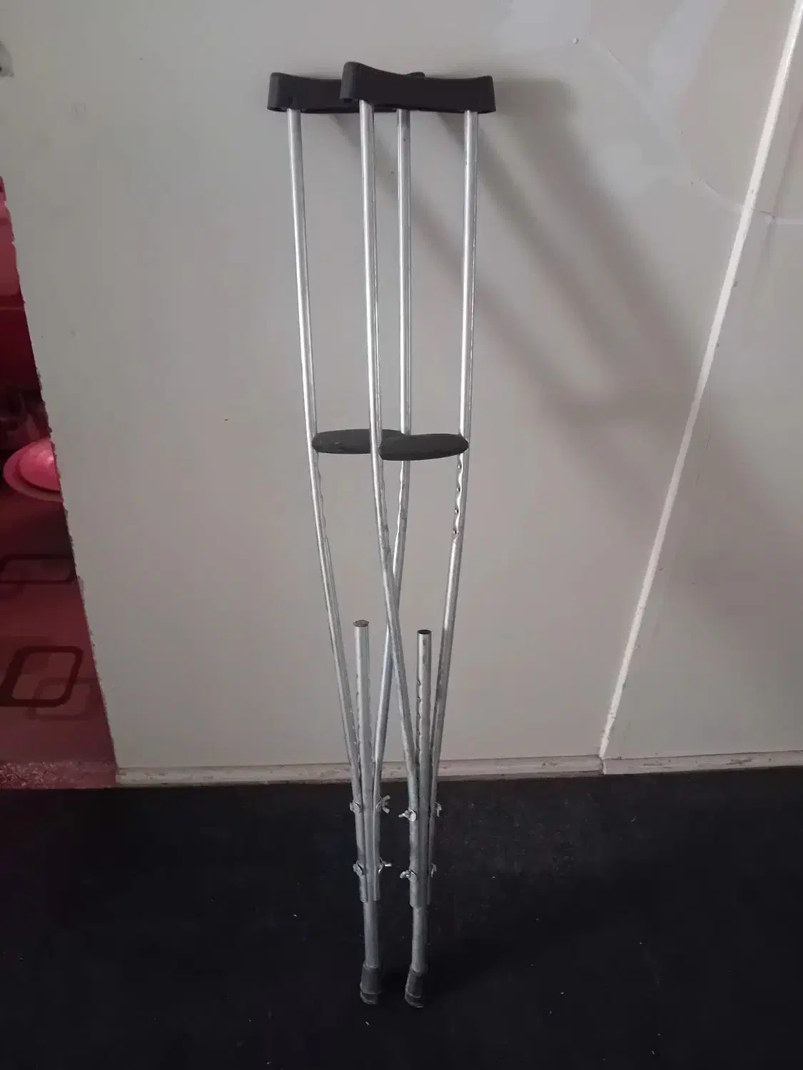 چند عدد وسیله|اسباب‌بازی بچه|نیشابور, هفده شهریور|دیوار