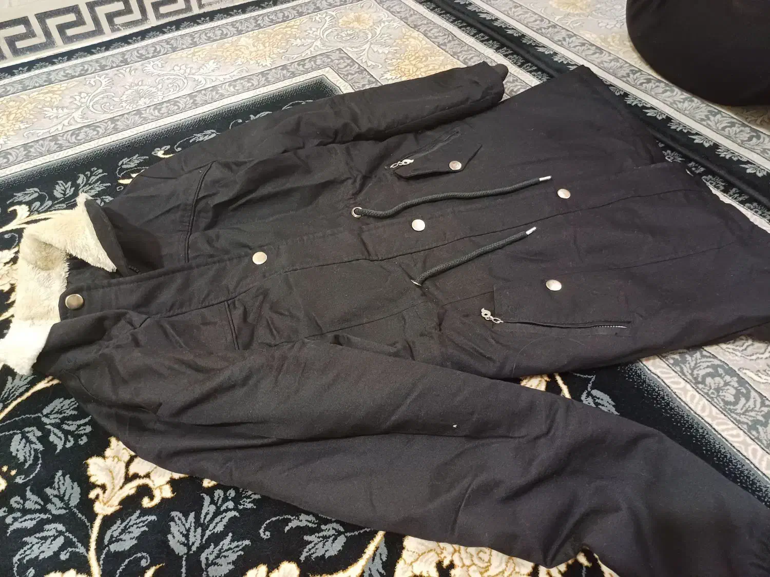 کاپشن، کلاه|لباس|ملارد, |دیوار