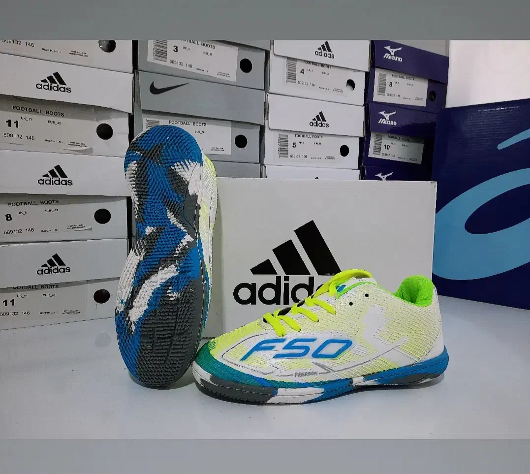 کفش سالنی (فوتسال) آدیداس و نایکی درجه یک|کیف، کفش، کمربند|شوشتر, |دیوار