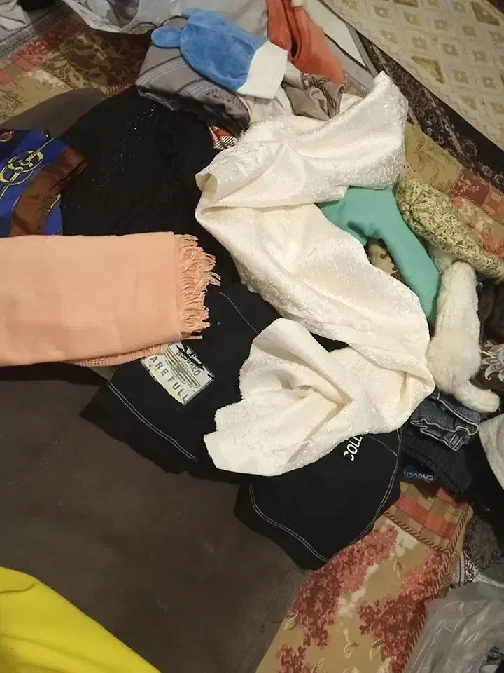 تعدادی لباس‌ نووبچگانه وتعدادی هم روسری وشال زنانه|کفش و لباس بچه|پردیس, فاز ۴|دیوار