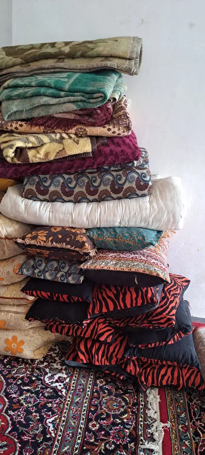 تعدادی بالشت در سایز های مختلف و پتو|رختخواب، بالش، پتو|کاشان, طاهرآباد|دیوار