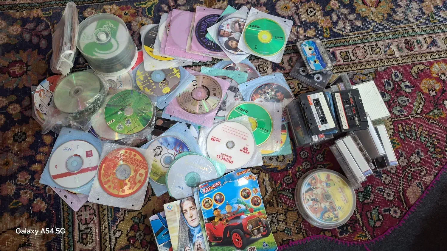 تعدادی سی دی و کاست ضبط صوت به فروش میرسد|فیلم و موسیقی|خوی, |دیوار