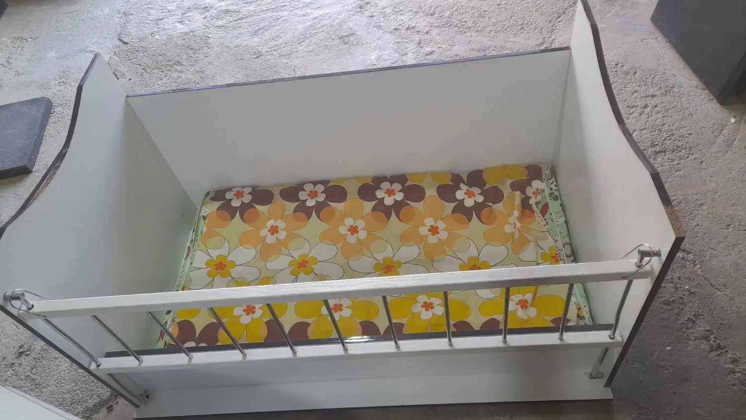 فروش تخت کودک و کمد کوچک بچه|تخت و صندلی بچه|قروه, |دیوار