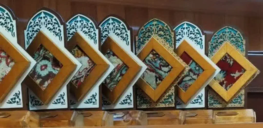 تندیس فرش حرم پایه چوبی رومیزی|مجسمه، تندیس، ماکت|مشهد, حضرت حجت|دیوار