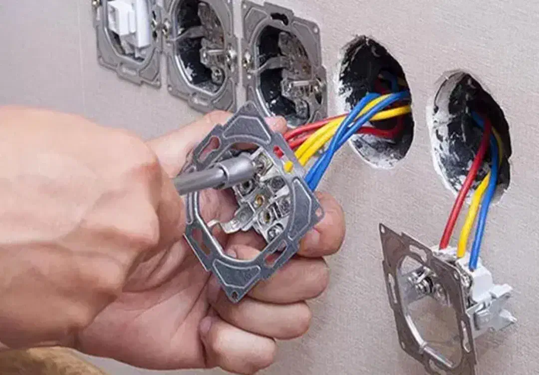 سیم کشی و برق کاری ساختمان|خدمات پیشه و مهارت|بم, |دیوار