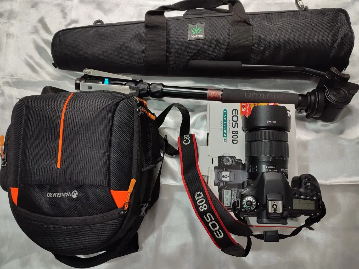 دوربین کانن 80d با لنز 18-135 همراه پایه|دوربین عکاسی و فیلم‌برداری|بوکان, |دیوار