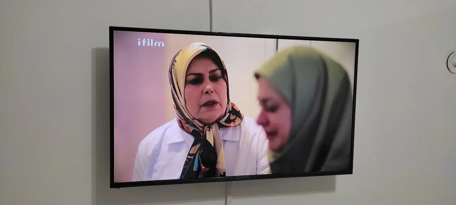 تلویزیون43اینچ آووکس،میز تلویزیون و ماشین لباسشویی|تلویزیون و پروژکتور|رشت, معلولین|دیوار