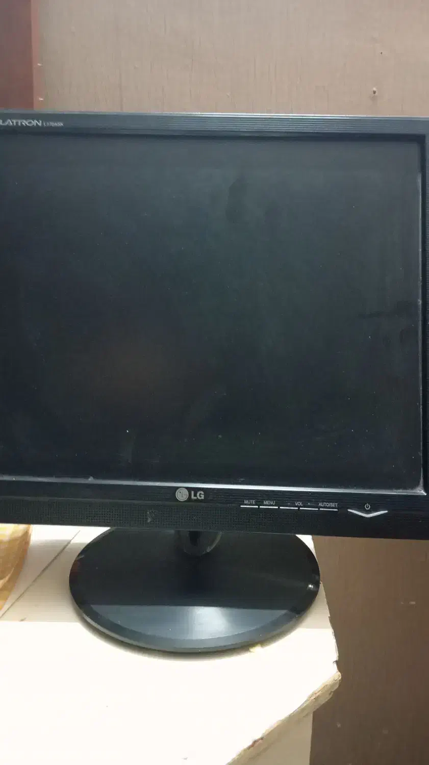 مانیتور LG قدیمی اصلی و سالم|قطعات و لوازم جانبی رایانه|مشهد, گلبرگ|دیوار