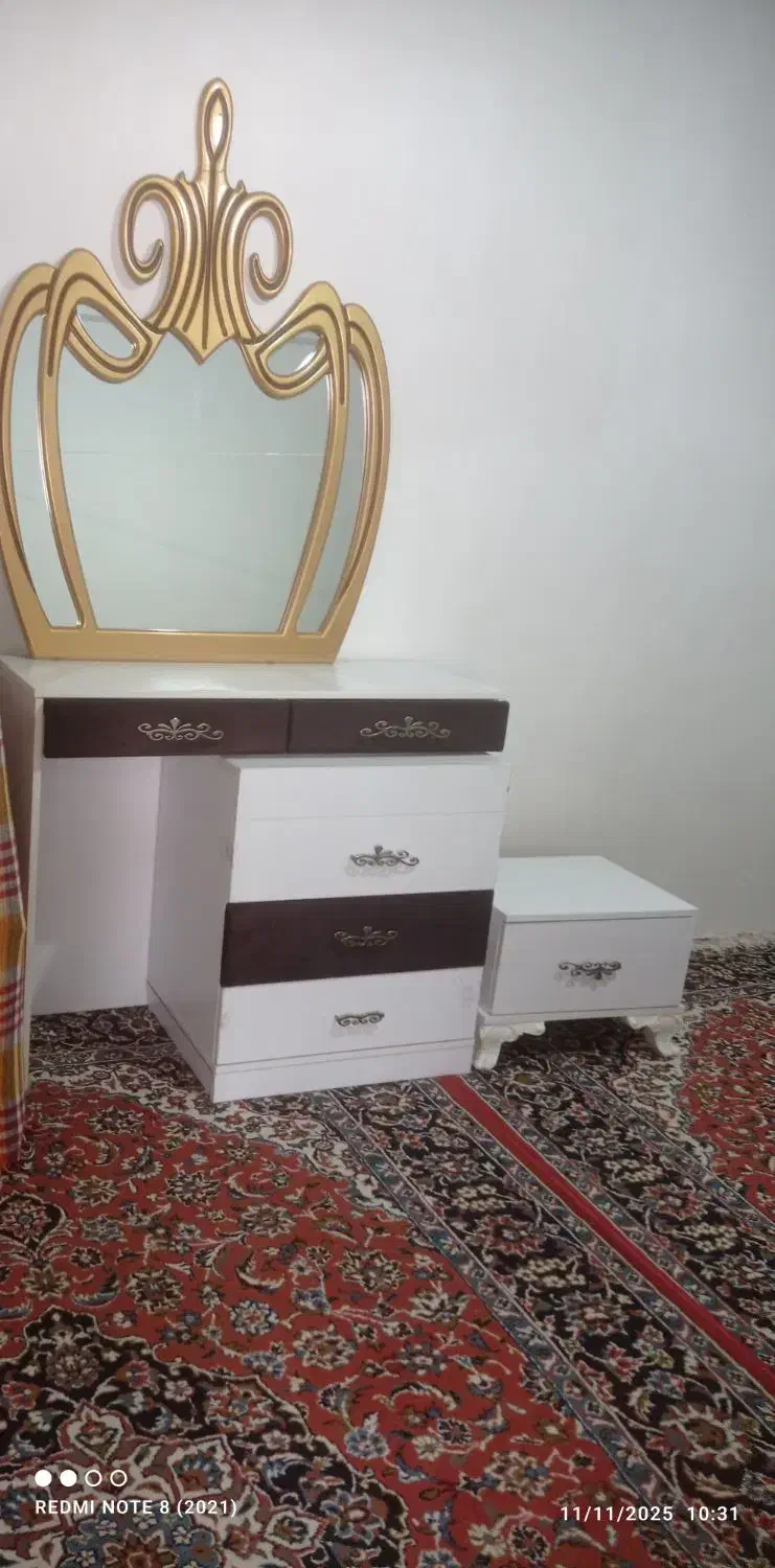 میز آرایشی به همراه صندلی و پاتختی|تخت و سرویس خواب|رانکوه, |دیوار