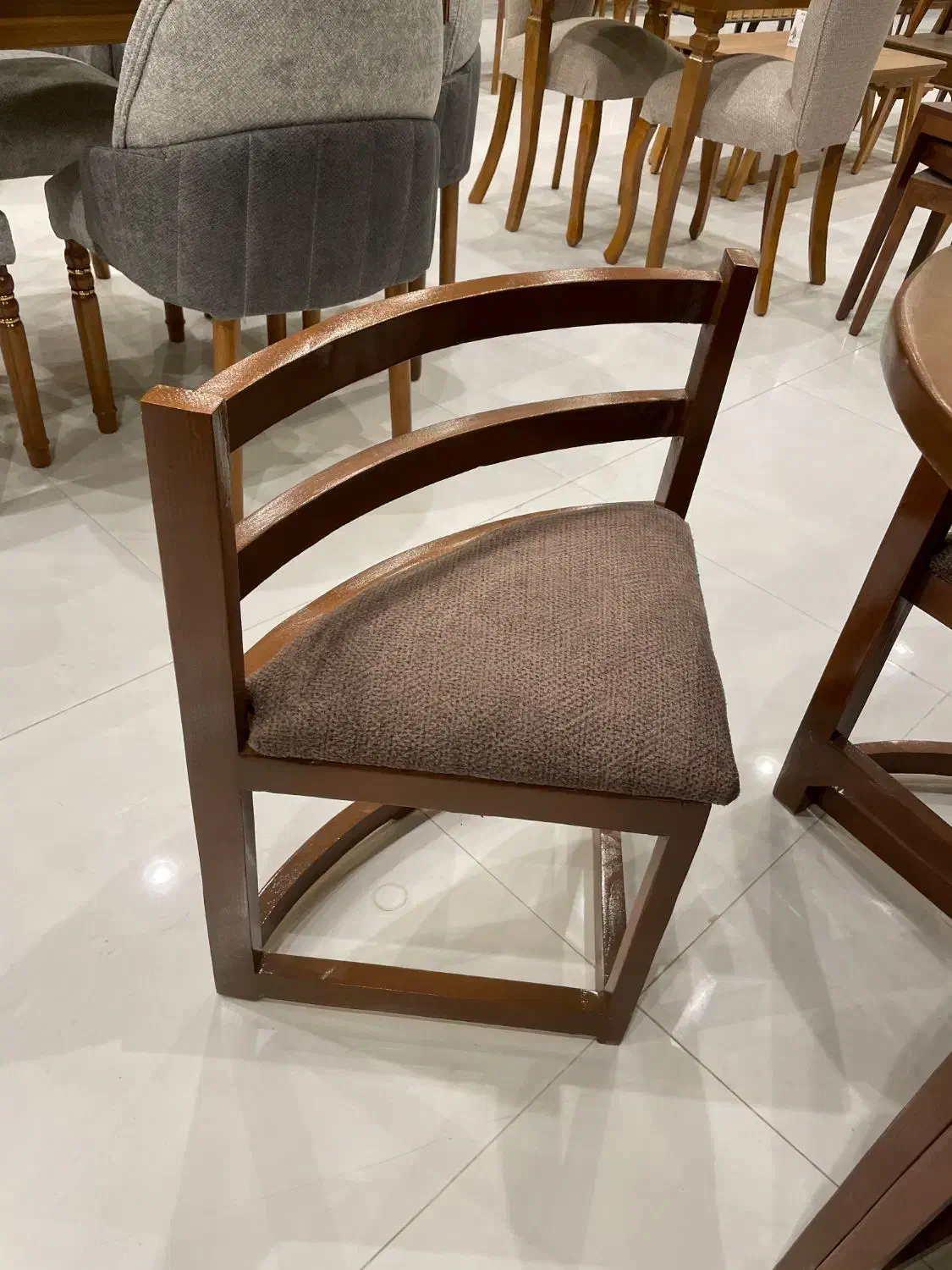 ناهار خوری گرد کمجا گالری سرو|میز و صندلی غذاخوری|مشهد, گرجی علیا|دیوار