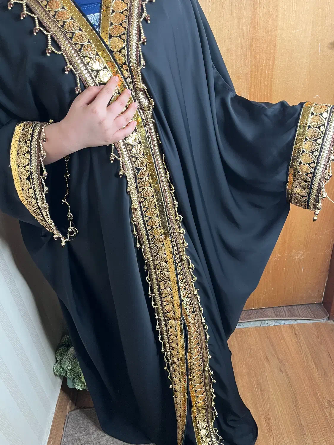 عبا اماراتی|لباس|شوش, |دیوار