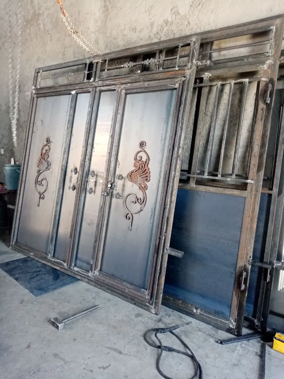 جوشکاری و خورده کاری ساخت و نصب نرده نصب قفل|خدمات پیشه و مهارت|بیرجند, |دیوار