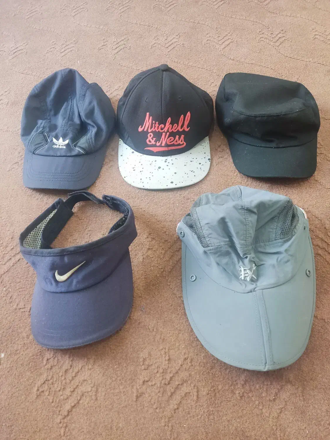 تعدادی کلاه|لباس|بوشهر, |دیوار