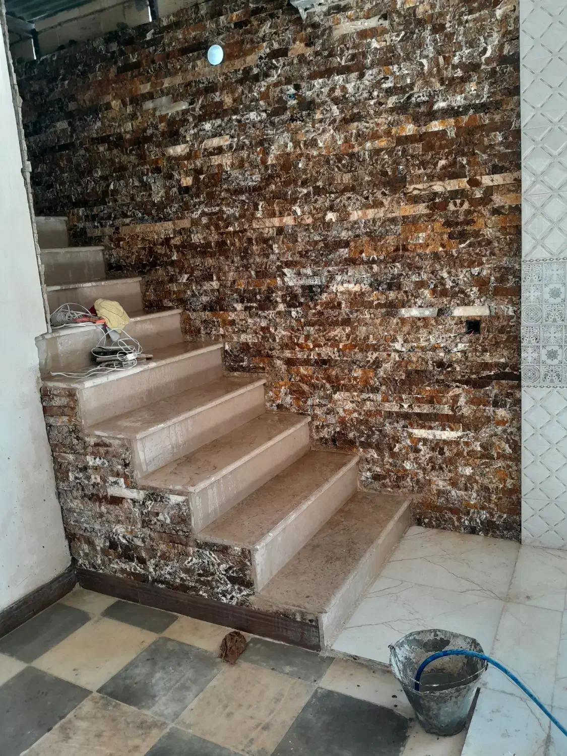 به یک کارگر برای پلاستر وکاشیکاری نیازمندم|استخدام معماری، عمران و ساختمانی|دزفول, |دیوار