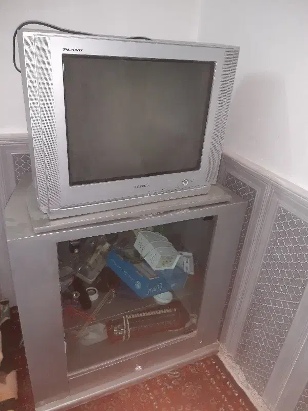 تلویزیون ۲۱ اینج سامسونگ و میز|تلویزیون و پروژکتور|قم, بقیع|دیوار