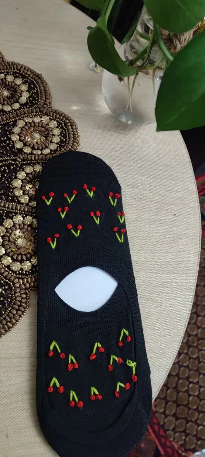 پاپوش گلدوزی شده|لباس|مشکیندشت, |دیوار