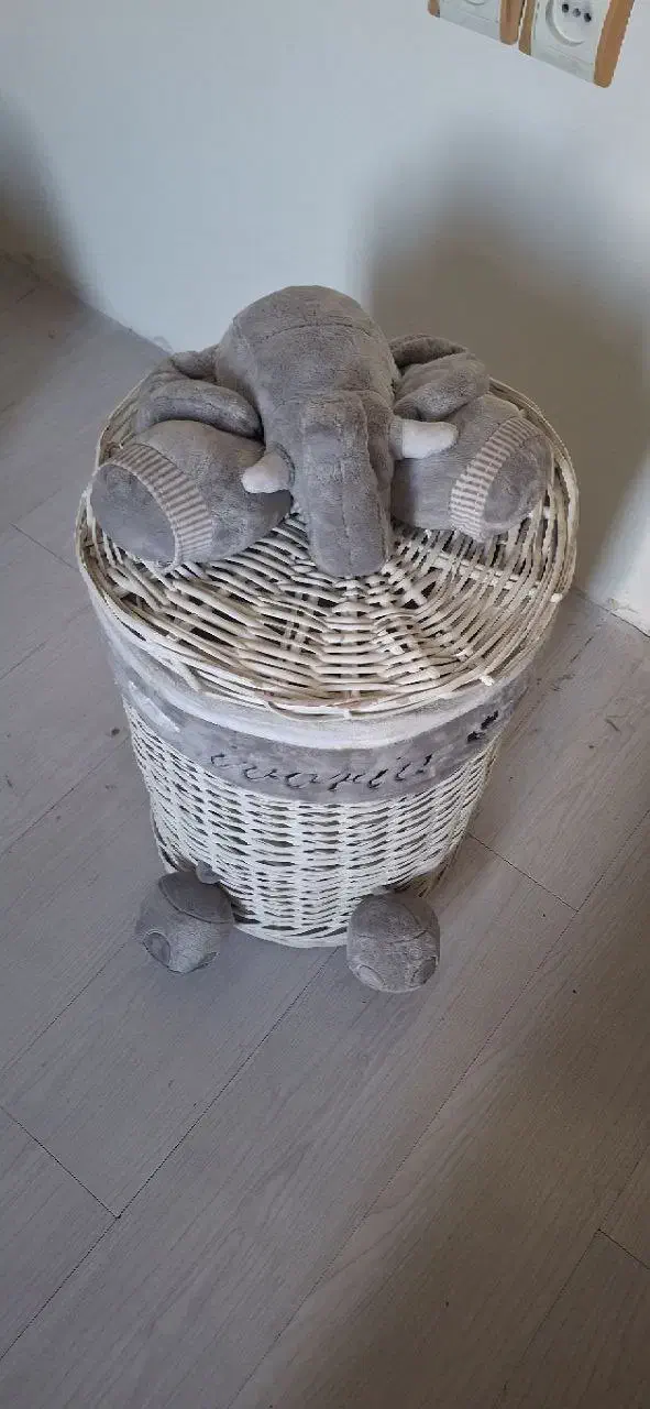 فرش 4 متری ماشینی،هپی چیر چرم مشکی،سبد لباس کودک|فرش|تهران, ارامنه|دیوار