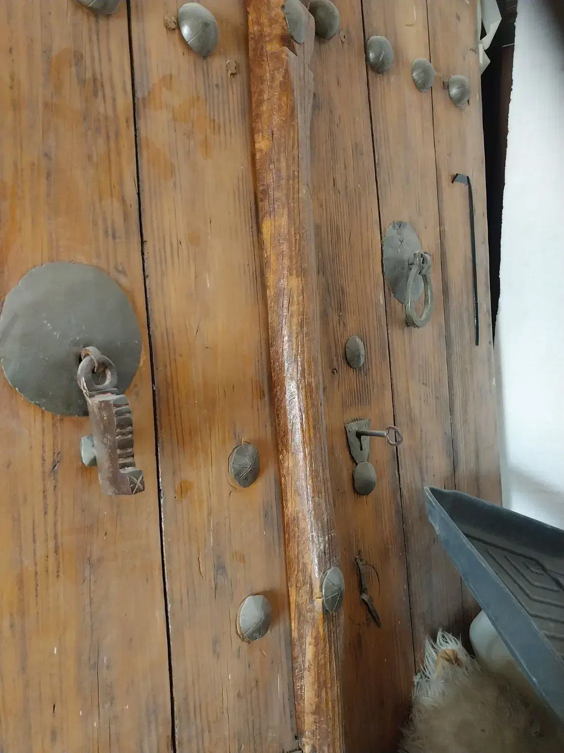 درب قدیمی|کلکسیون اشیاء عتیقه|کرمان, |دیوار