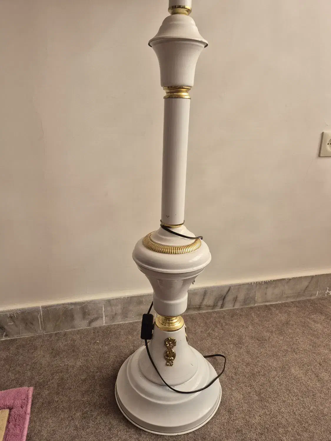 آباژور ایستاده|چراغ خواب و آباژور|ری, سیزده آبان|دیوار