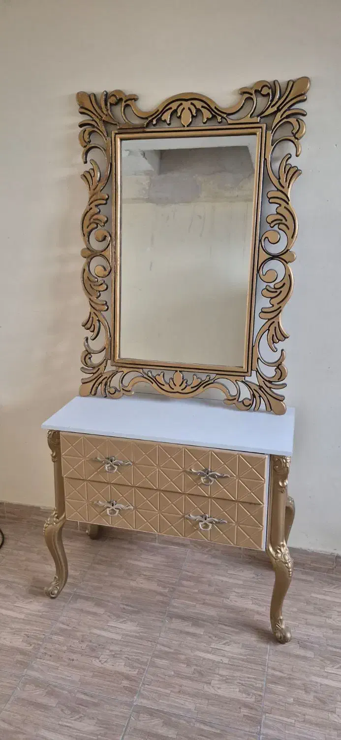 آیینه و میز کار آرایشگاه در حد نو به تعداد دو عدد|آرایشگاه و سالنهای زیبایی|سهند, |دیوار