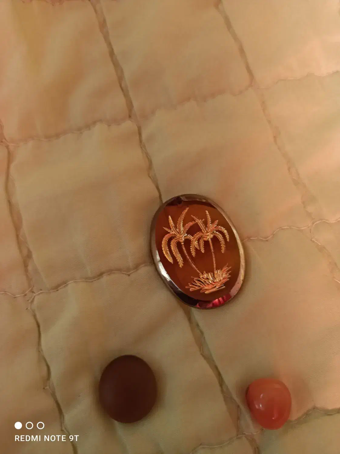 دو عدد سنگ عقیق ویک عدد سنگ که نمیدونمچیه|کلکسیون اشیاء عتیقه|هشتگرد, فاز ۳ مهستان|دیوار