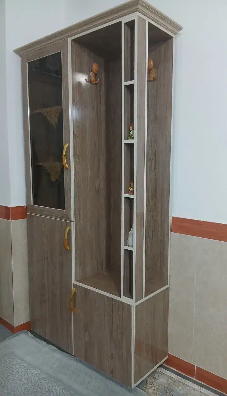 جاکفشی|جاکفشی، کمد، دراور|صحنه, |دیوار