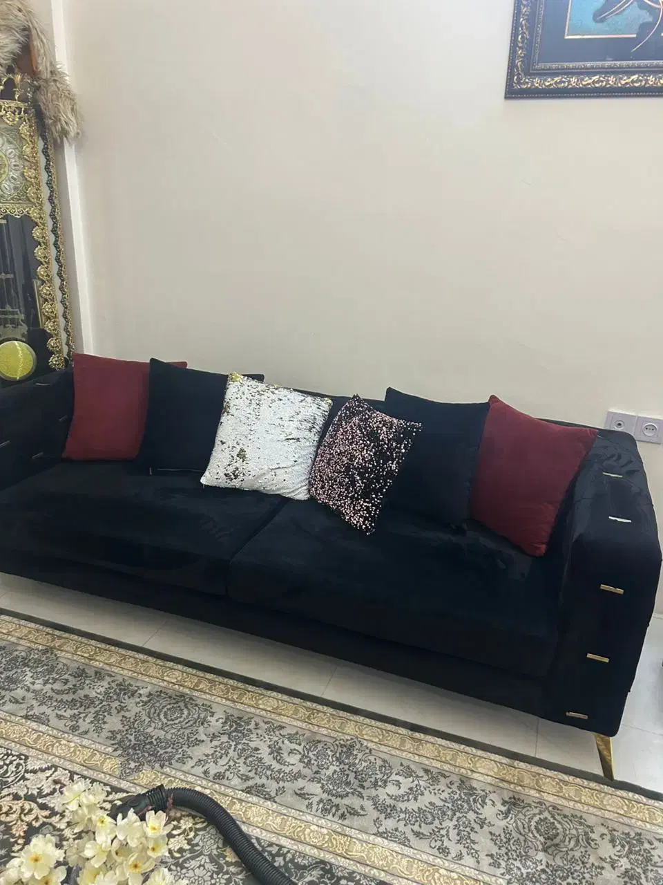 مبل زرشکی مشکی مخمل پایه طلایی|مبلمان خانگی و میز عسلی|مشهد, عسگریه|دیوار