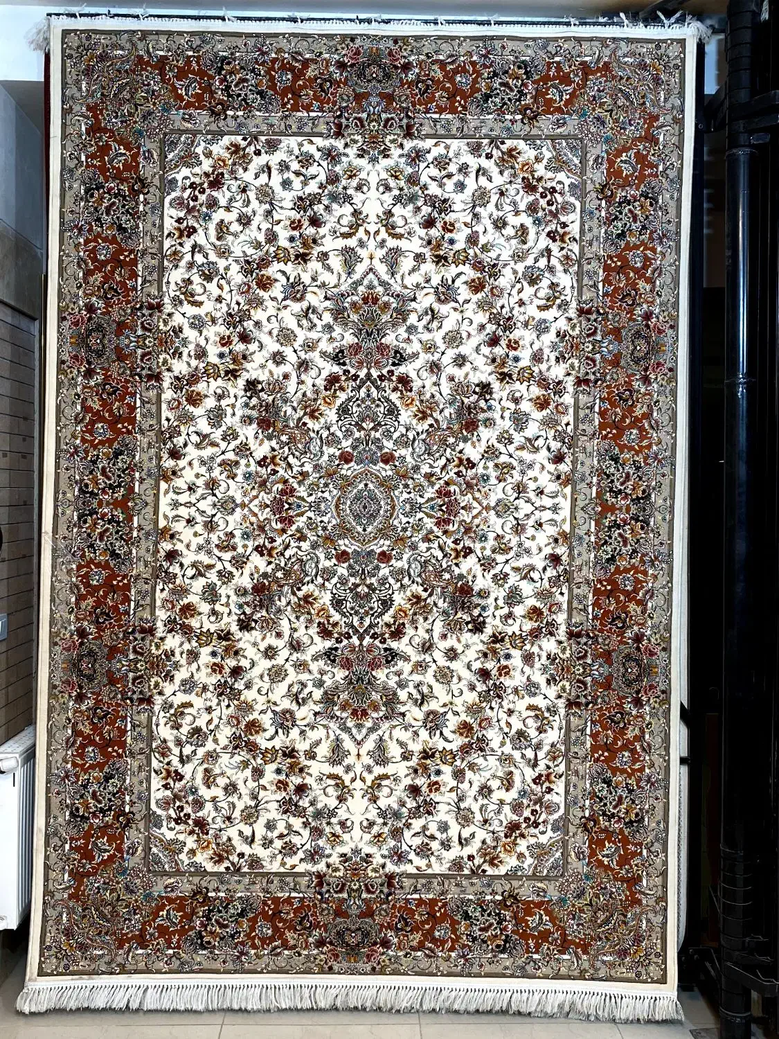 فرش ماشینی ۶ متری ۱۰۰۰شانه کرم (فرش هنرمند)|فرش|تبریز, |دیوار