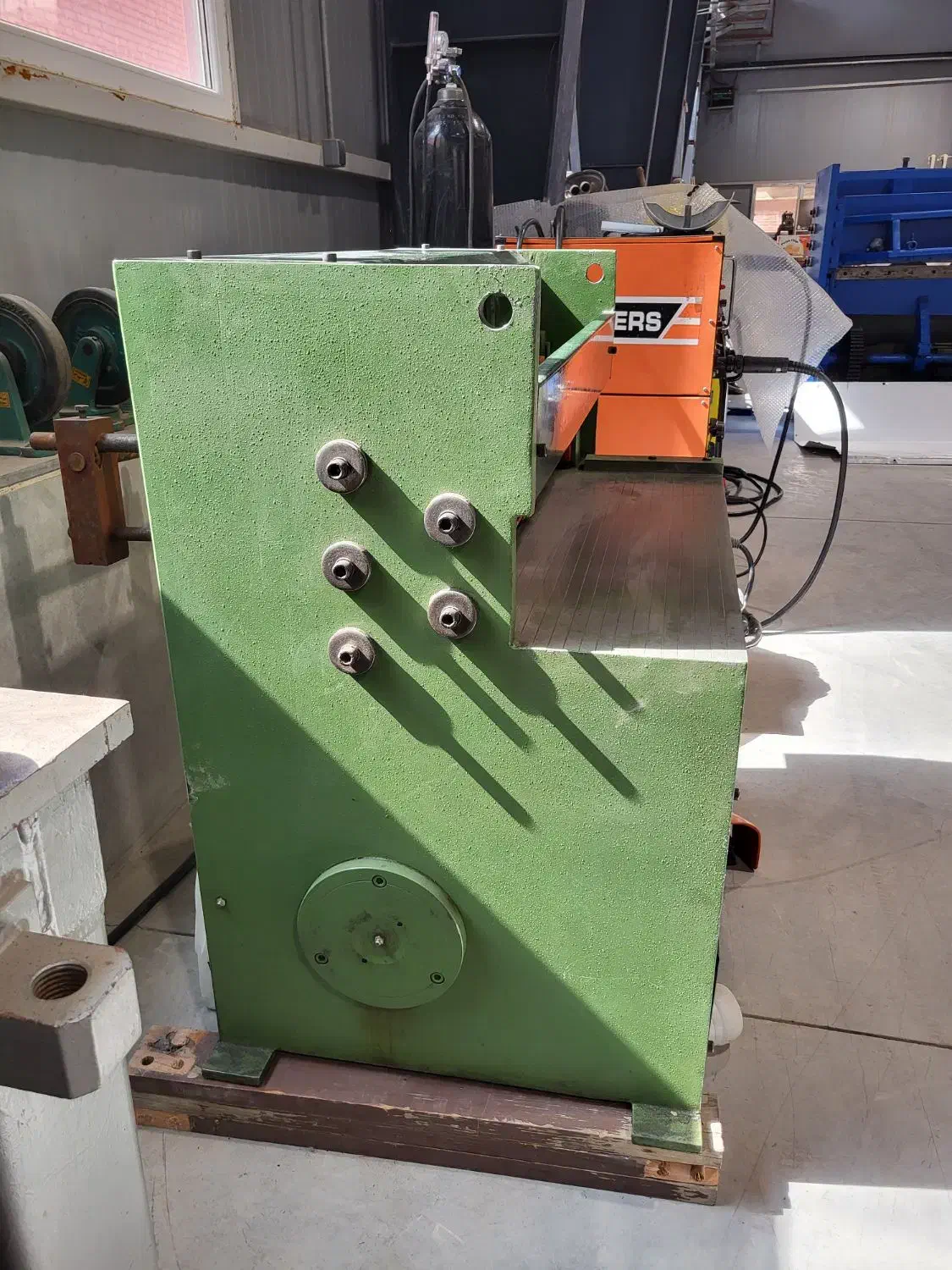 گیوتین برقی تک فازه ساخت شرکت پیشرو تکنیک|ماشینآلات صنعتی|چهارباغ, |دیوار