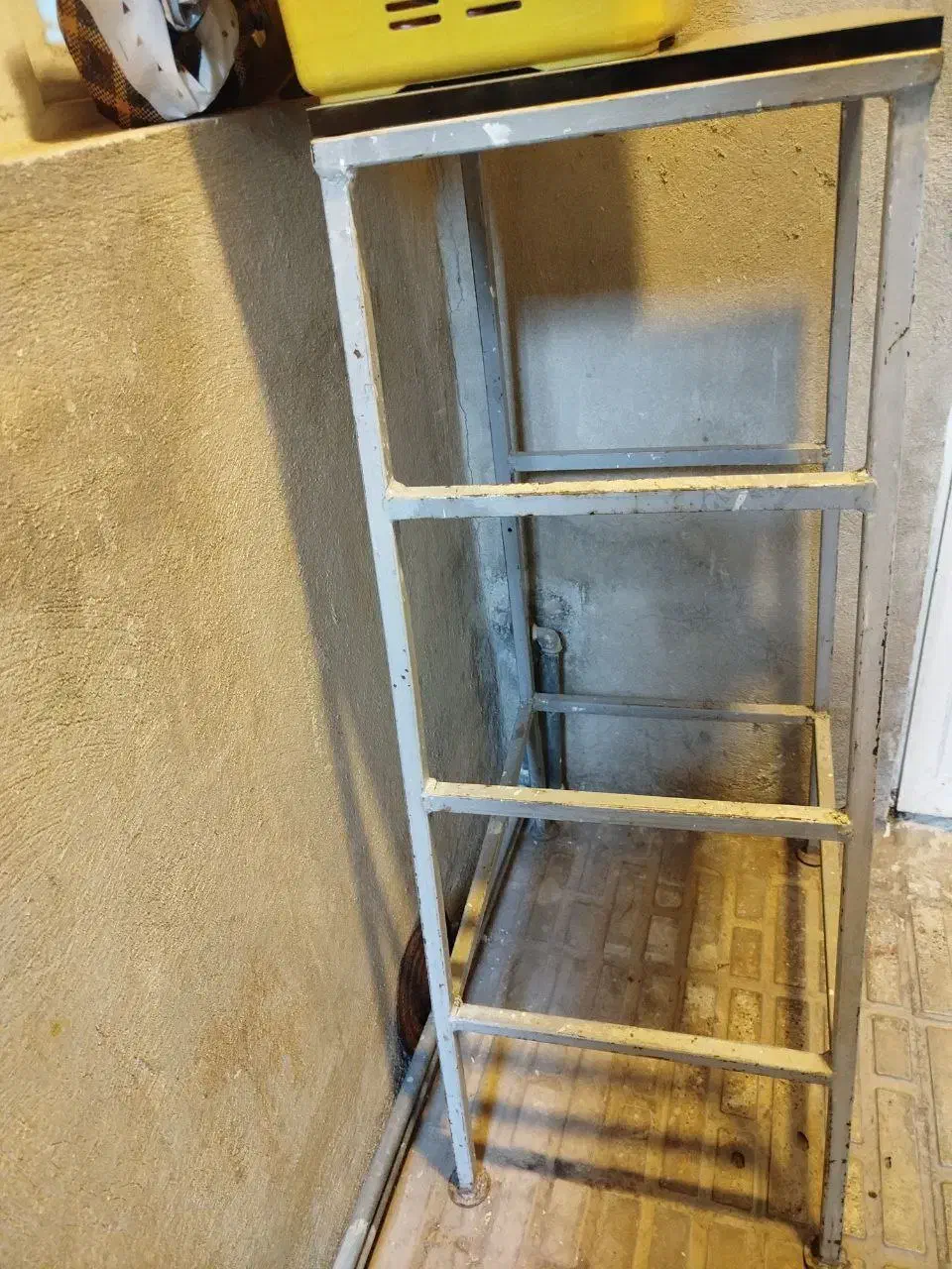 چهار پایه فلزی و منقل ایستاده|صندلی و نیمکت|کرمانشاه, |دیوار