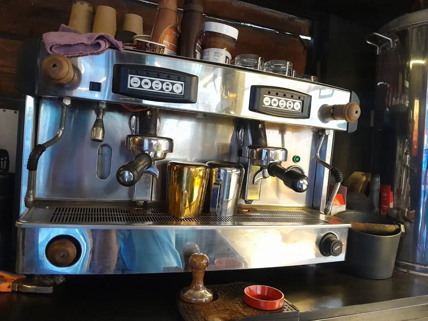 همکار در کافه بیرون بر|استخدام خدمات فروشگاه و رستوران|تهران, ولنجک|دیوار