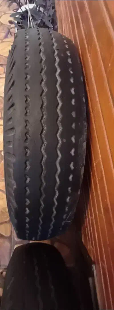 لاستیک جلو نیسان|قطعات یدکی و لوازم جانبی|شاهین‌شهر, شهرک گلدیس|دیوار