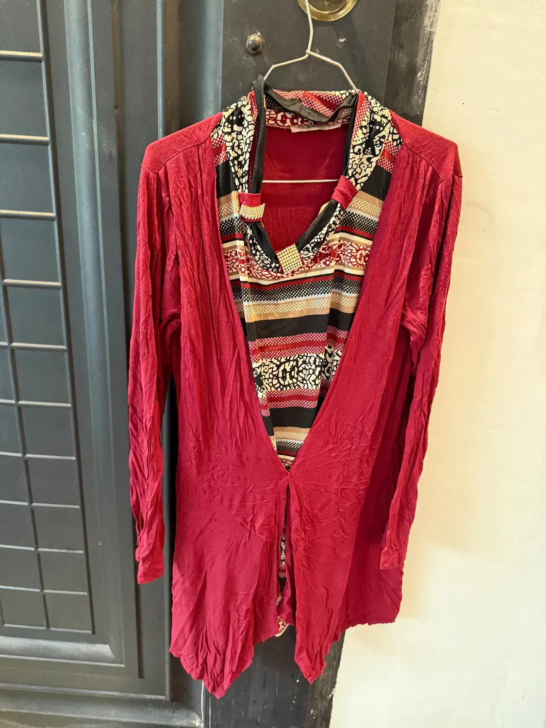 تعدادی لباس|لباس|آمل, |دیوار