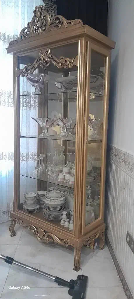 دوعددبوفه یکی طلایی رنگ،یکی قهوه ای.|بوفه، ویترین، کنسول|ملایر, |دیوار