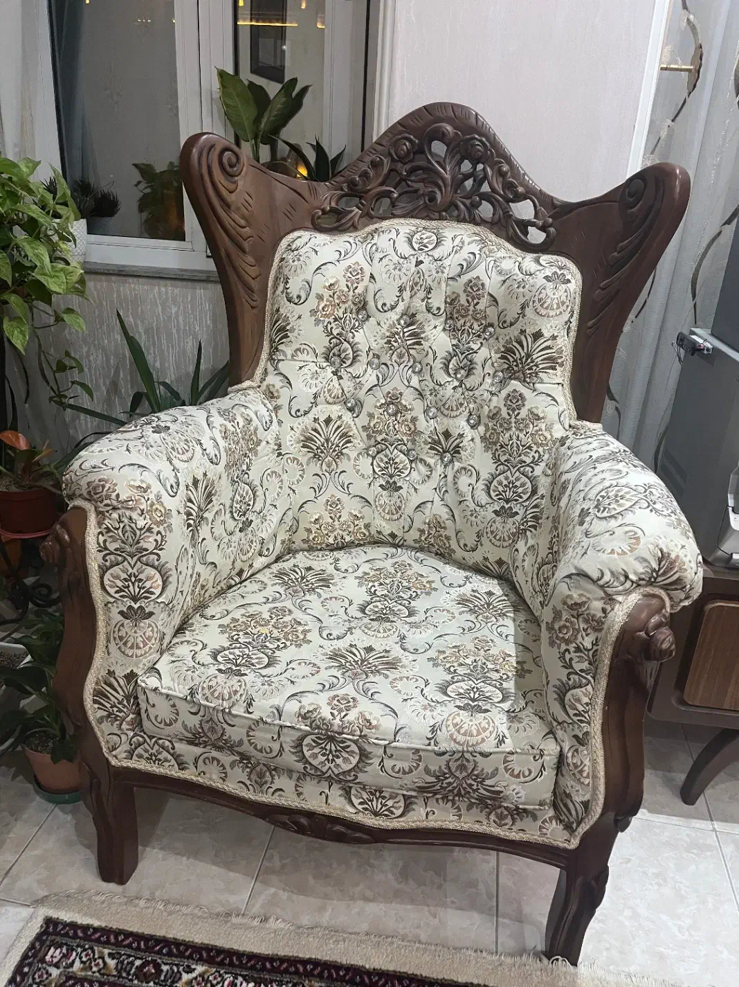 مبل سلطنتی چوبی ۹ نفره با ۳ میز و روکش پارچه ای|مبلمان خانگی و میز عسلی|تبریز, |دیوار