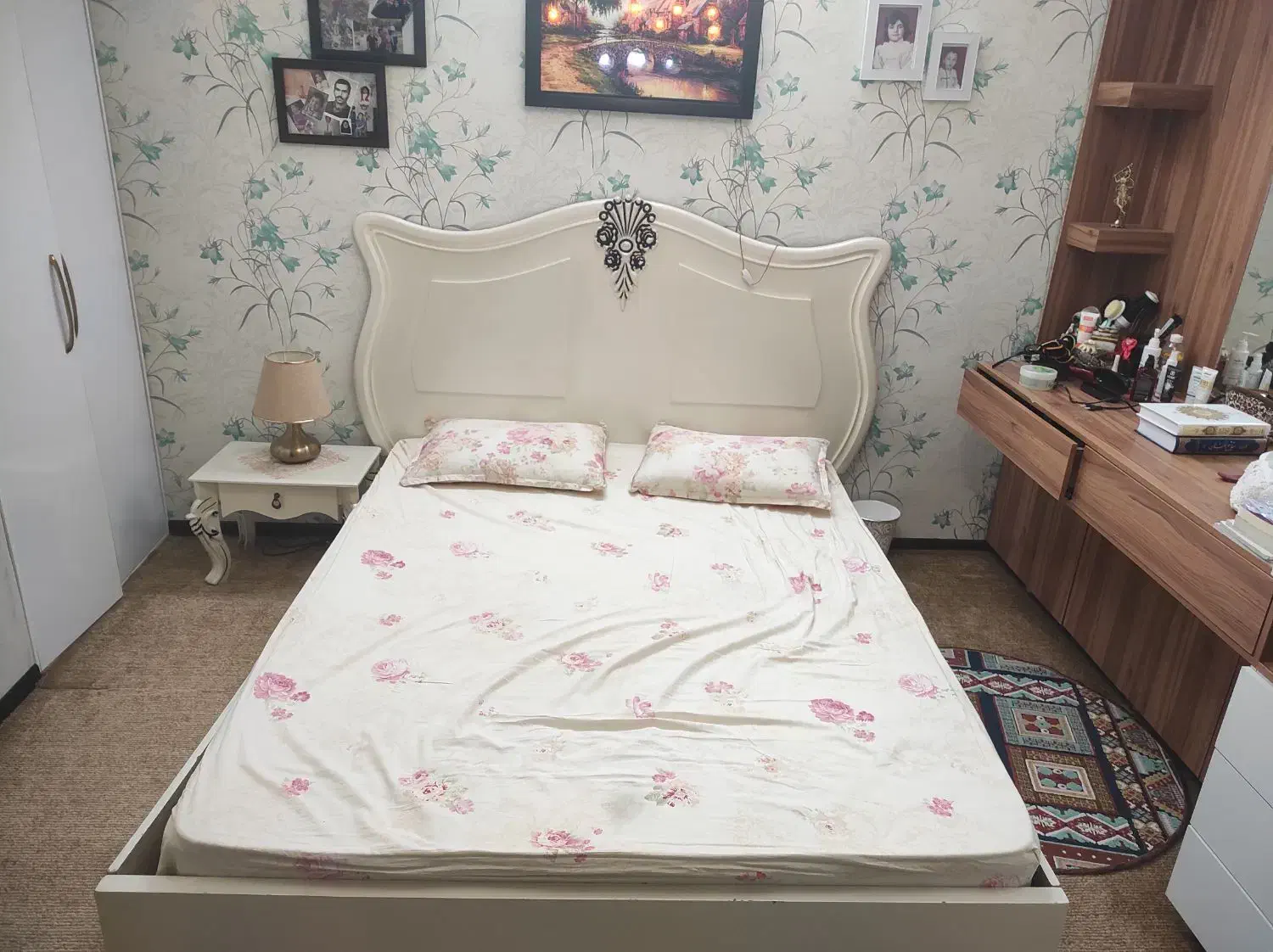 تخت دونفره بهمراه تشک ویک پاتختی|تخت و سرویس خواب|گلبهار, شهر جدید گلبهار|دیوار